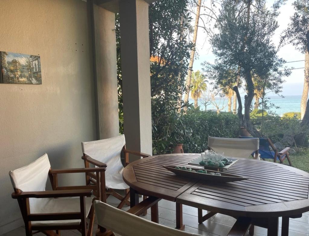 Stay At Beachfront Villa Lilia In Pefkohori, Halkidiki For A Dreamy Vacation Exterior foto